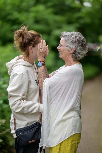Petra en haar dochter, een teder moment met een hand tegen de wang